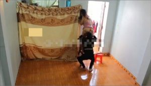 Chị hàng xóm không mặc quần chờ em trai sang mắc rèm cửa