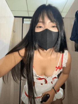 Idol asia Lynn cosplay cô hầu gái dâm đãng nghịch toy trong WC