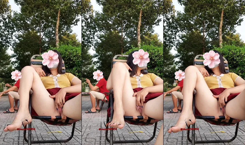 Ngồi uống nước vỉa hè em chơi bạo không mặc quần lót kéo váy móc bướm cạnh người lạ