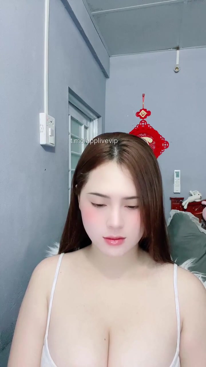 Lì xì cho em 2 quả trứng với 1 cái xúc xích