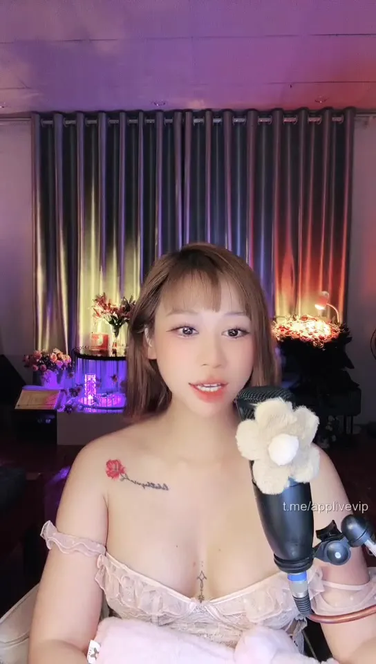Em Ni đang tập trung hát mà mấy anh chỉ vào soi bòng bưởi