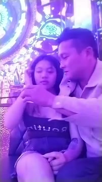 Karaoke tay vịn bóp vú em tiếp viên