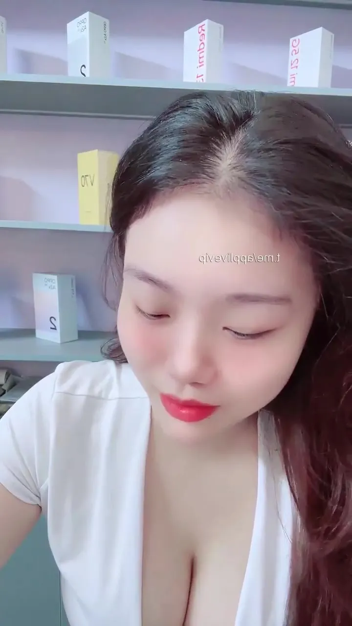 Gái xinh mới nhú chúc anh em tuần mới quay tay vui vẻ