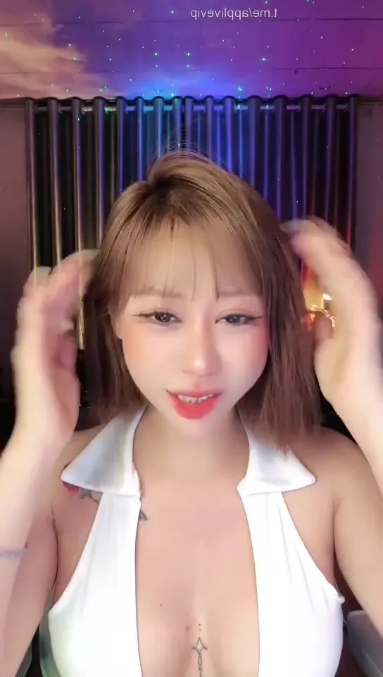 Vừa cười vừa nhìn vếu em Ni nhảy xập xình