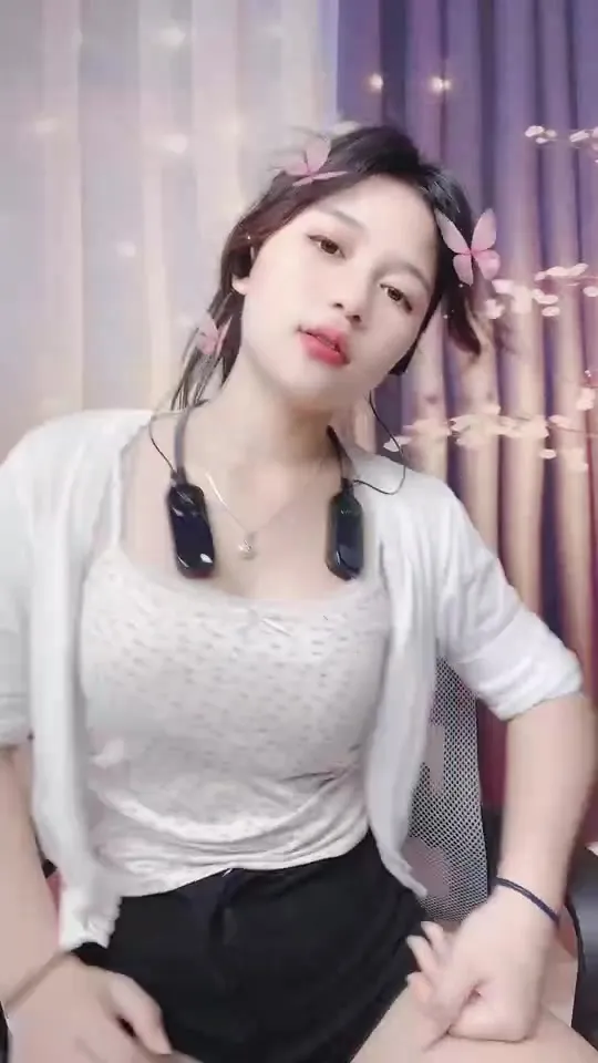 Em ngồi lên đùi anh nhún thích hơn