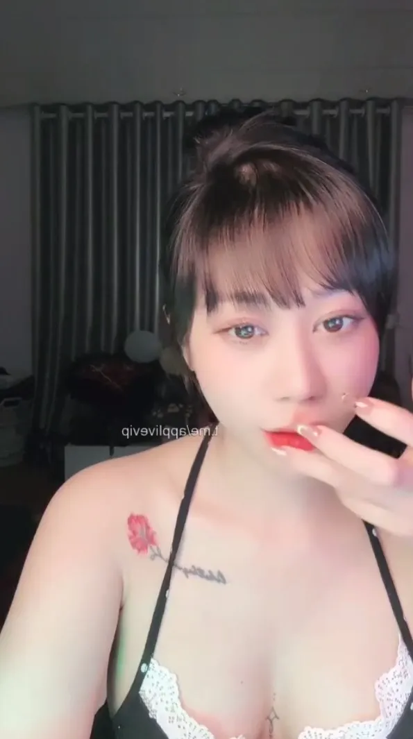 Em Ni xinh dú to, nhìn như 2 ly trà sữa ngọt thanh khổng lồ