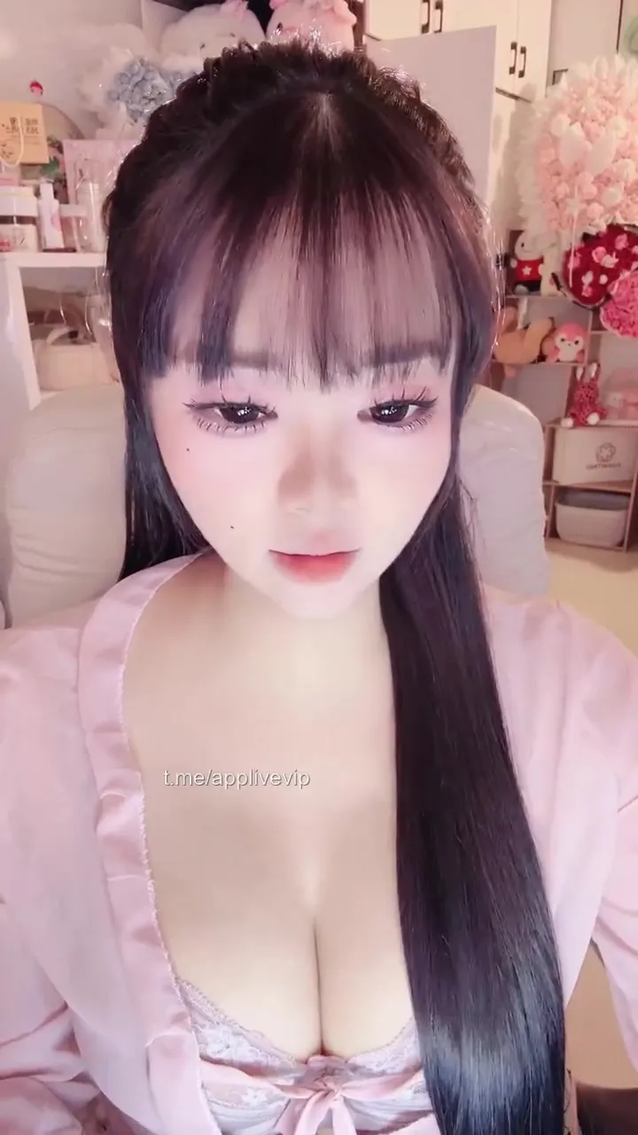 Bé Tô cặp dú lấp ló nhìn khiêu khích vãi đái