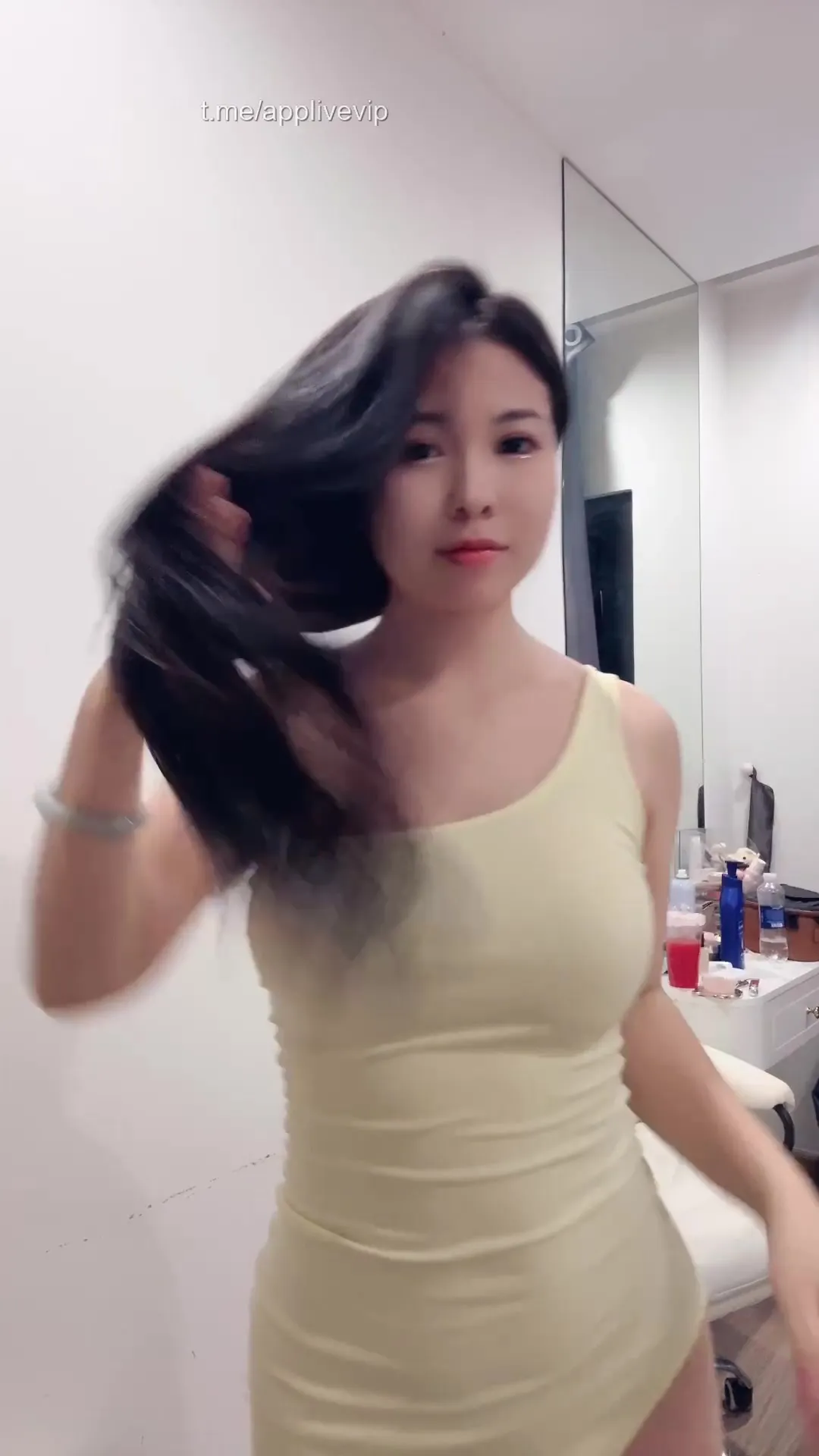Em Hường Hêu mới nâng mông, sửa vú nhìn trông rất sinh viên mlem