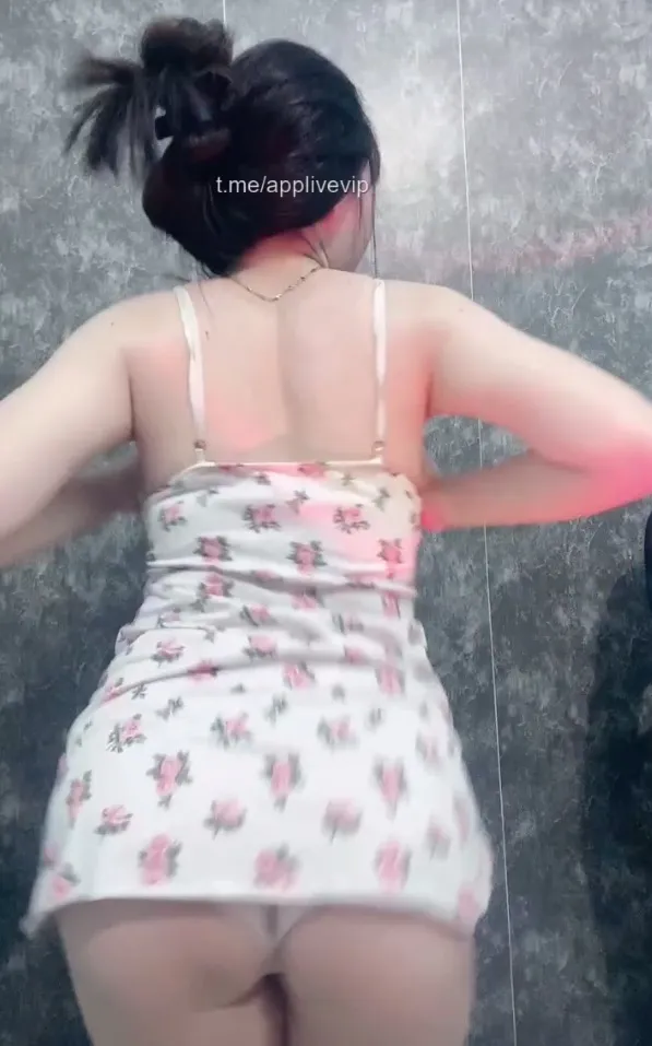 Dáng em LLinh98 sexy như này thì kiểu doggy bám kính là phê nhất