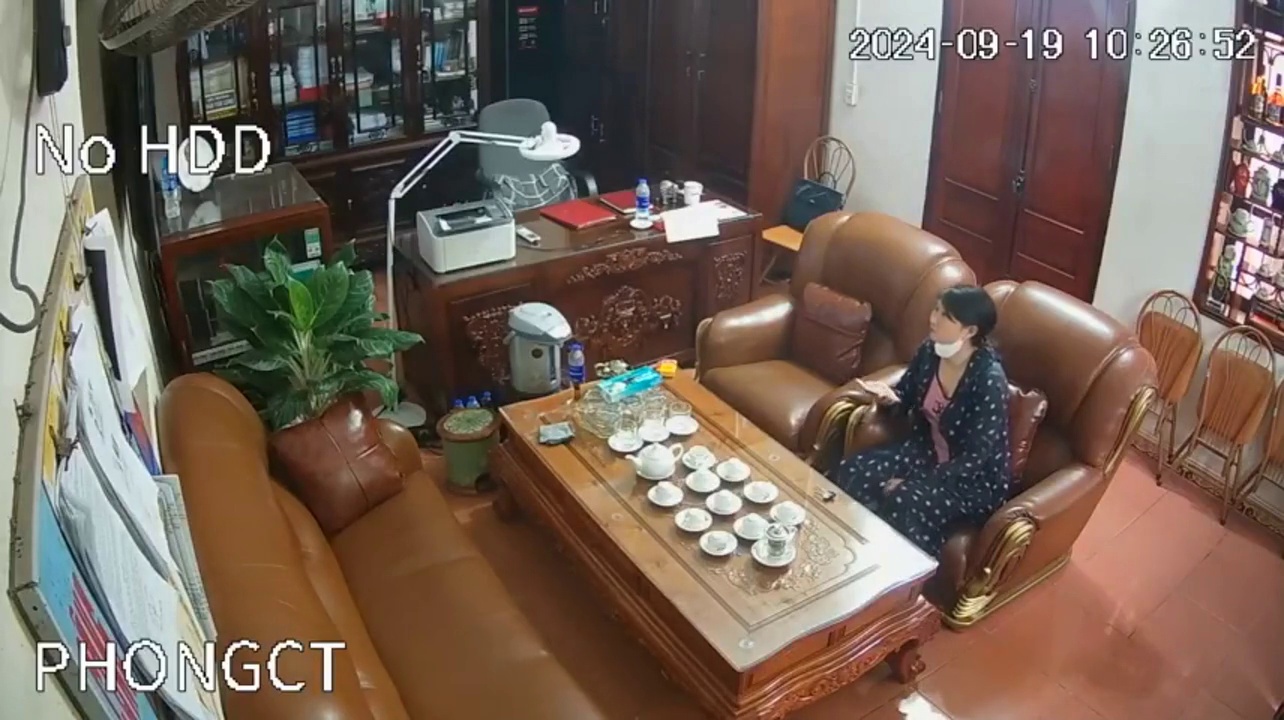 Thầy giáo sói ca tặng vòng tay cho gái xong tranh thủ nắn trái cây