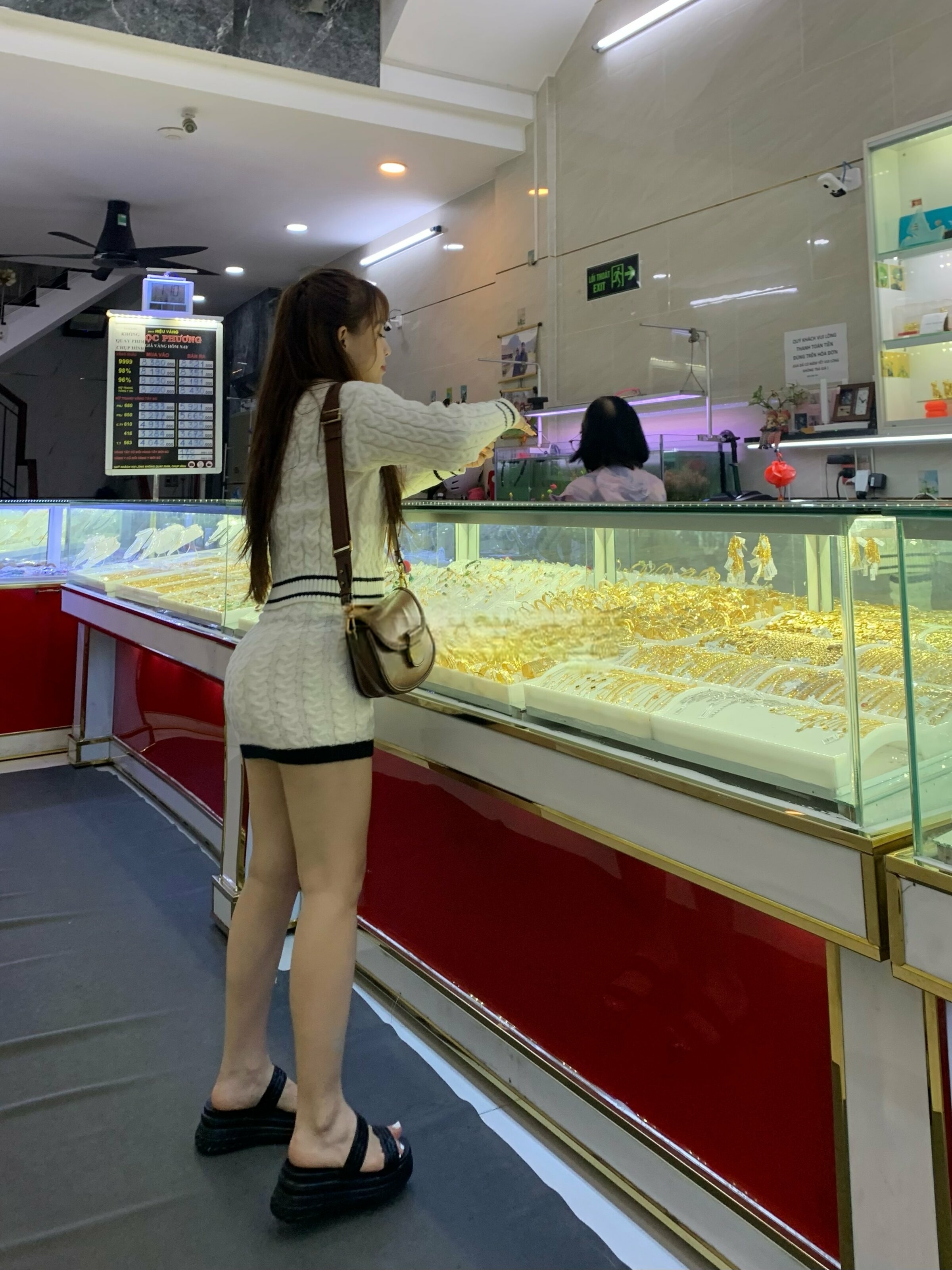 Em My hotgirl cứ cho ra tiệm vàng là auto bảo gì nghe nấy