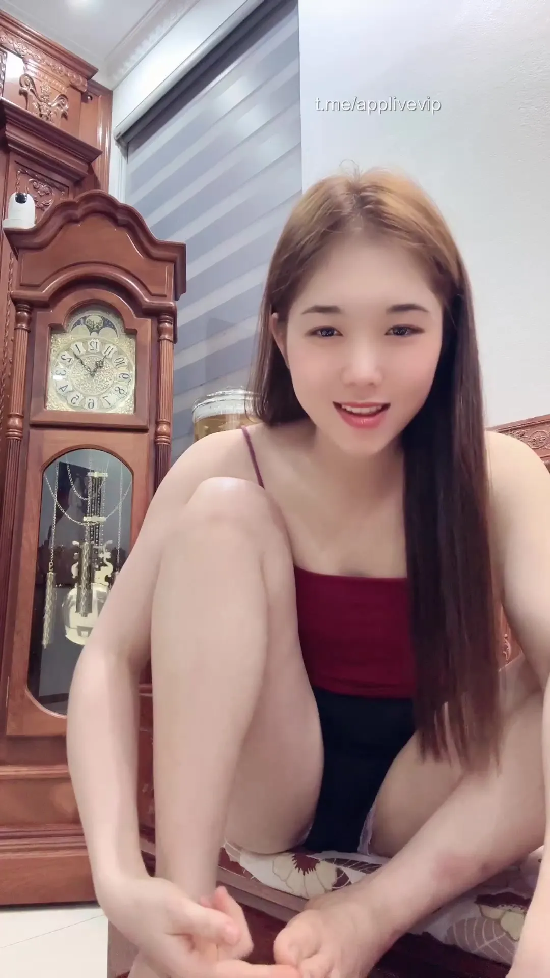 Cứ ngoan xinh rồi mấy anh sẽ cho em bú ti