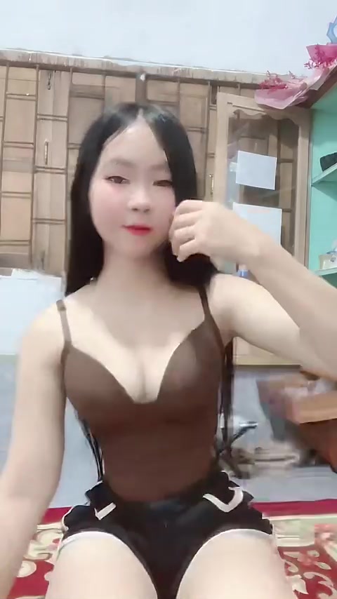 Múi mít học sinh nhưng vòng 1 như phụ huynh
