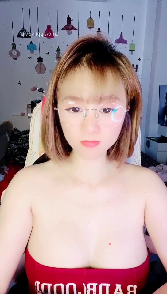 Em gái xinh đi Spa 2 quả bưởi để câu trai