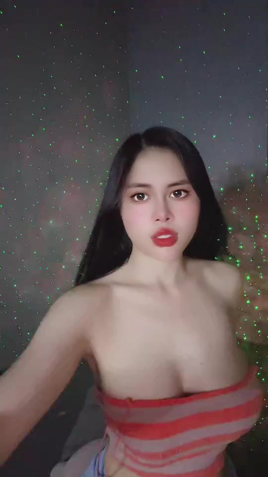Em tên Thỏ Trắng, trắng từ ngực tới mông