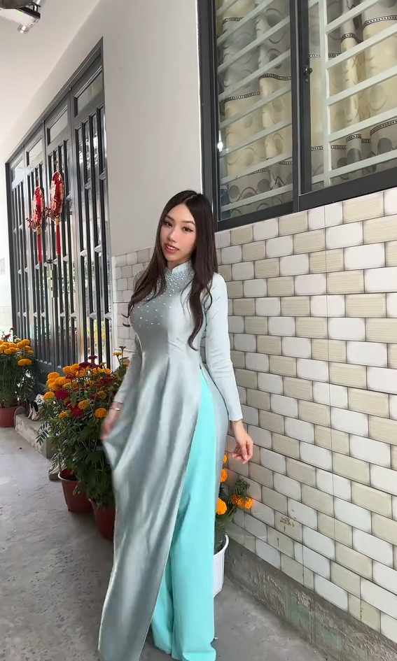 yoshibaby lộ clip chịch nhau với Tây đen ở bờ biển