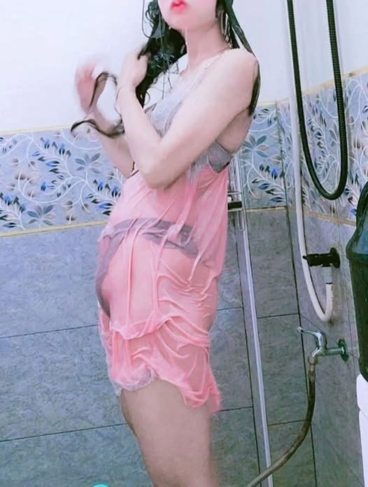 Clip hot cô thư ký đang tắm thì bị sếp đột kích