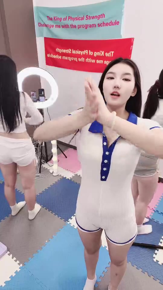Lên đồ để chuẩn bị khởi nghiệp lấn sân Showbiz