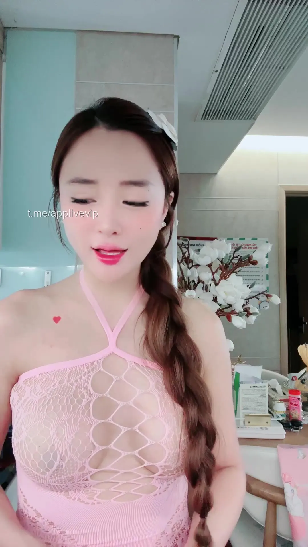 Em gái quý tộc ngày chỉ ăn với đi Spa chem chép