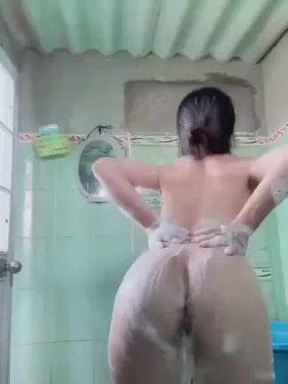 Gái quê mông cong, bướm to live móc hàu trong nhà tắm