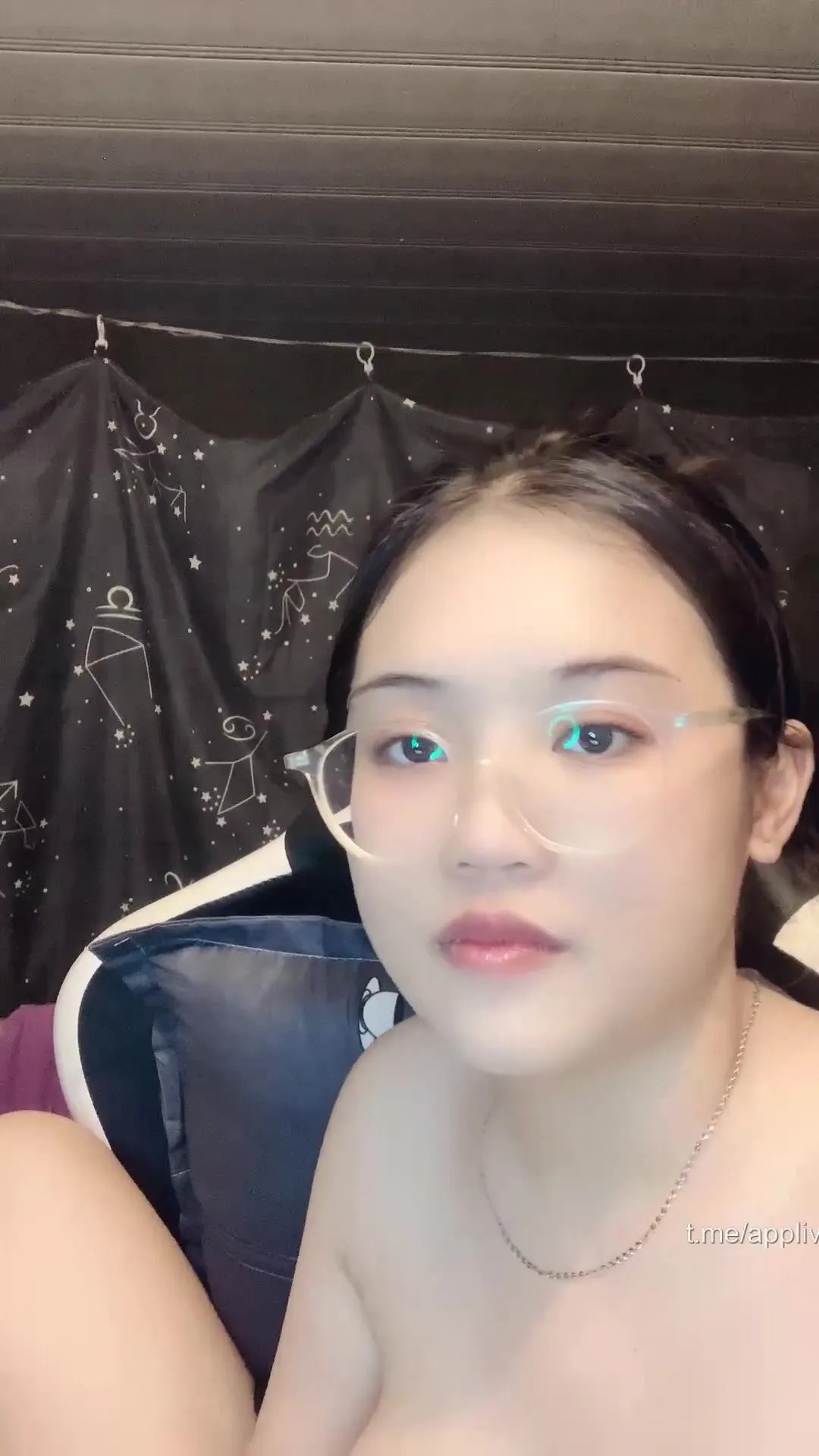 Bonna kính cận show vòng 1 căng đét không vết muỗi đốt