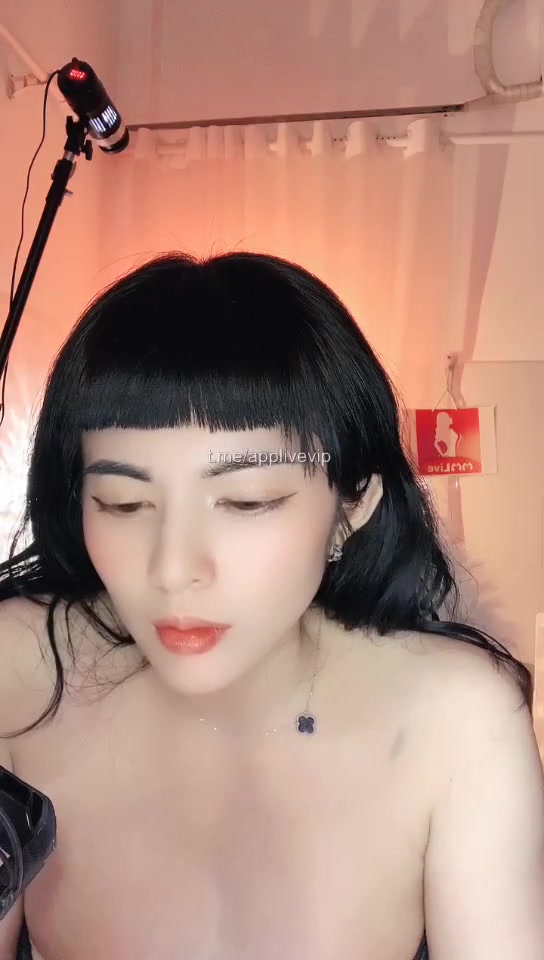 Jumi Gái xinh vú to nhảy sexy dance