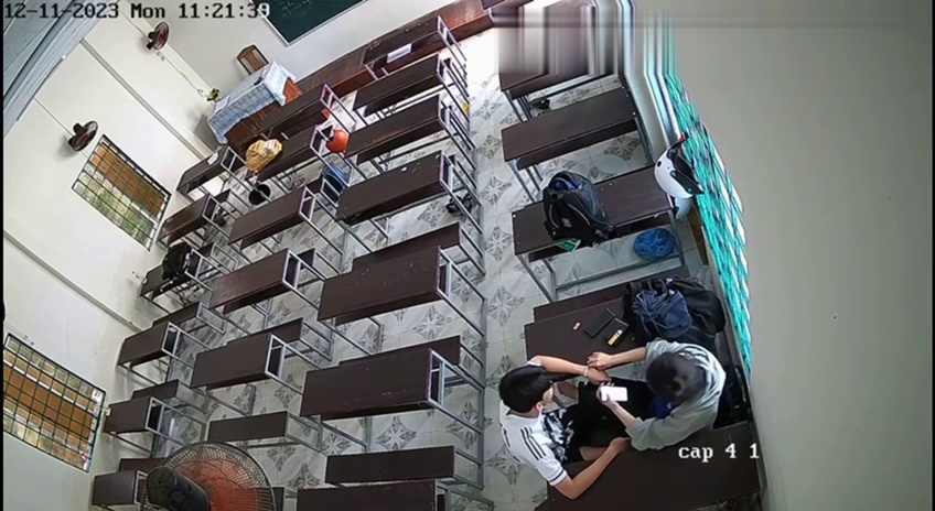 2 em học sinh phịch nhau ngay trong lớp học đông người