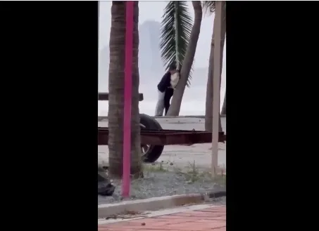Quay lén đôi trẻ địt nhau giữa đường.
