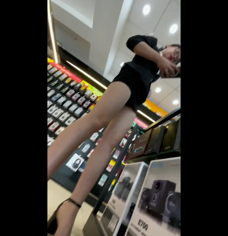 Dưới váy gái ngon TGDĐ.