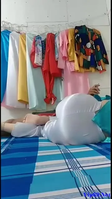 Quay lén em gái nghỉ trưa.