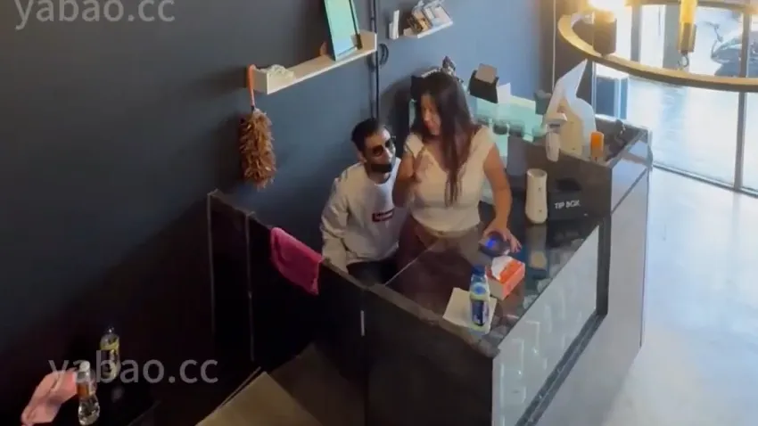 Vụng trộm với chị chủ lễ tân.