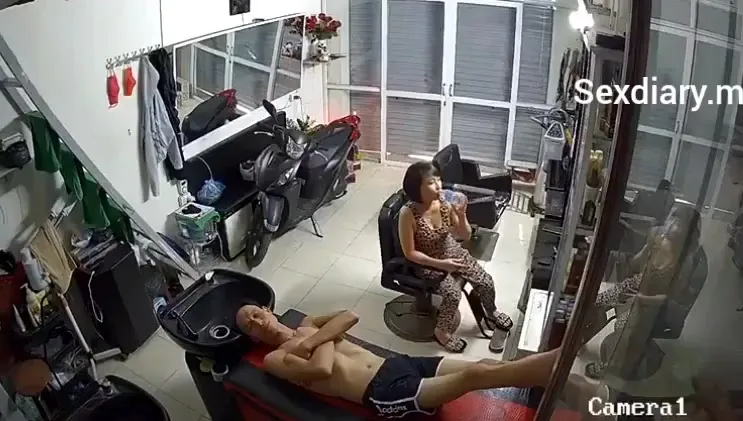Quay lén tiệm làm tóc về đêm.