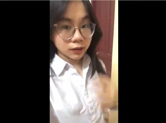 Nữ sinh chào hàng.