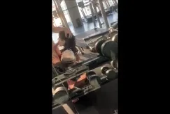 Em gái Gymer xinh đẹp bị đâm ở phòng Grm y