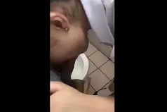 Đi học mà toàn trốn vào toilet ăn kem thế này