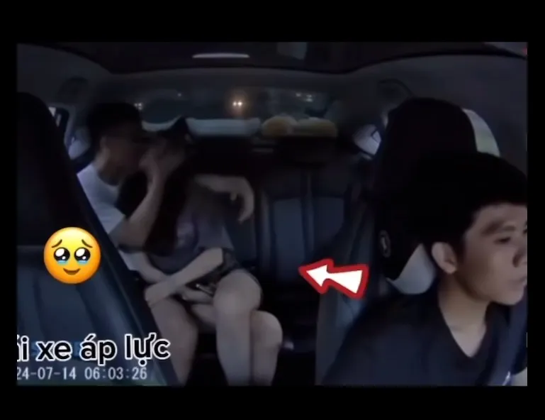 Cặp đôi ăn hàng trên xe taxi.