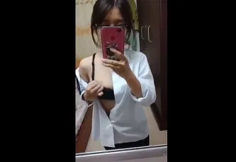Em học sinh kính cận nghịch vú khơi khơi.