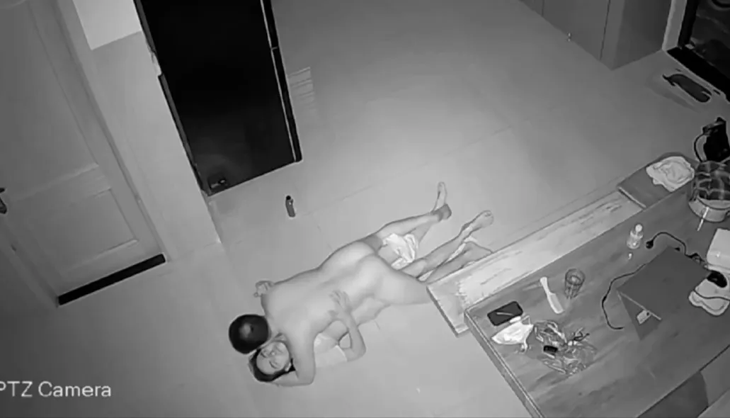 Đang đụ thì con gái thức giấc.