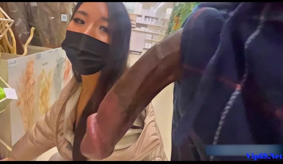Gạ em gái trong siêu thị bú cu !
