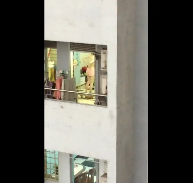 Em hàng xóm hớ hênh mời gọi.