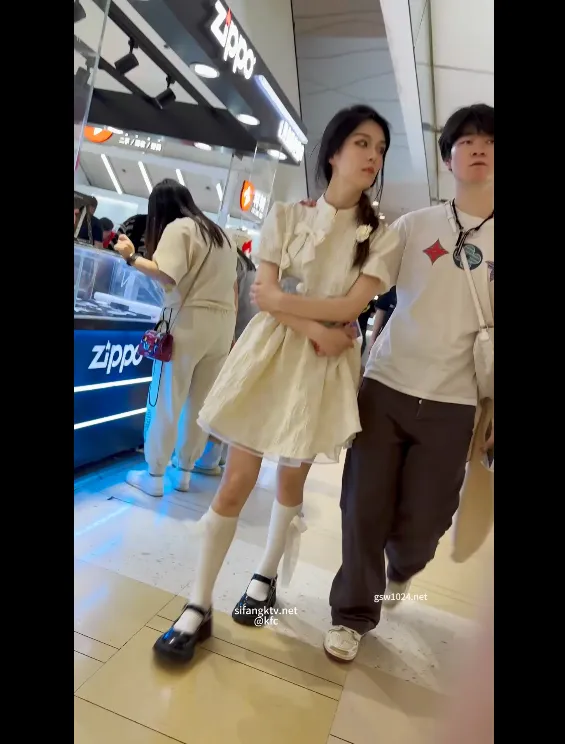 Dưới váy gái xinh khi đi cùng bạn trai