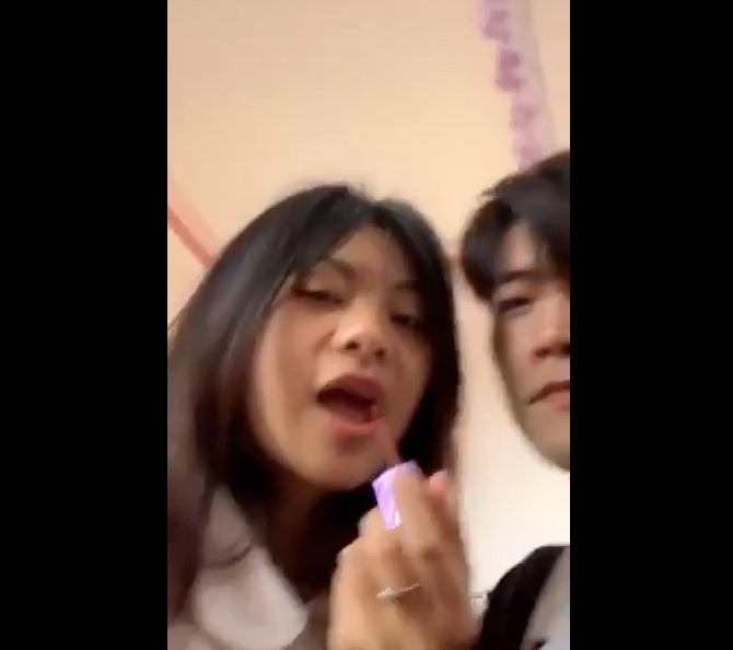 Đôi bạn thân giao hợp.