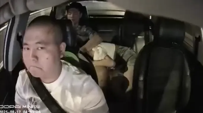 Khách bú cặc trên taxi, bác tài đang cay