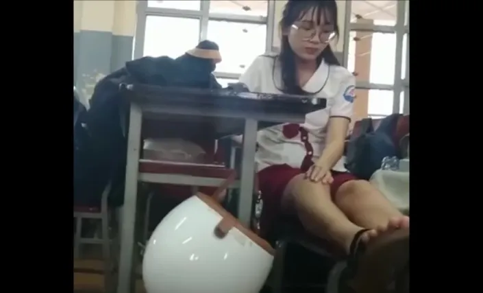 Nữ sinh lộ hàng.