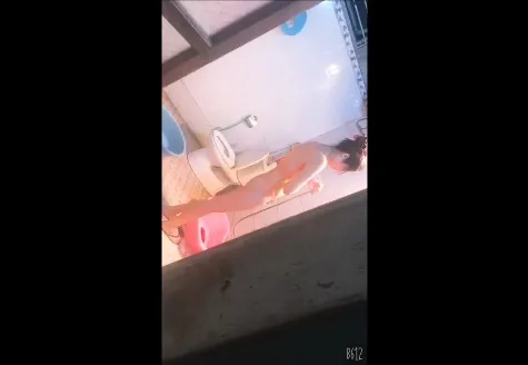 Quay lén em hàng xóm bị phát hiện.