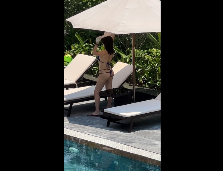 Pic + Hakimm diện bikini uốn éo khoe dáng nuột.