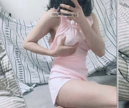 Pic + Em gái tuổi teen khoe hàng mới nhú móc lồn bá đạo.