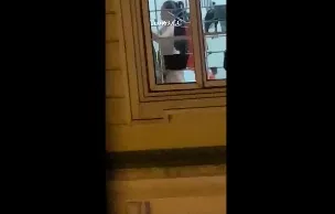 Khung cửa sổ 2 nhà cuối phố, Chẳng hiểu vì sao không khép bao giờ