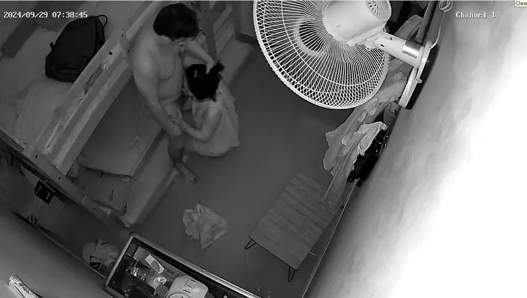 Anh trai có vợ sayhi em giúp việc