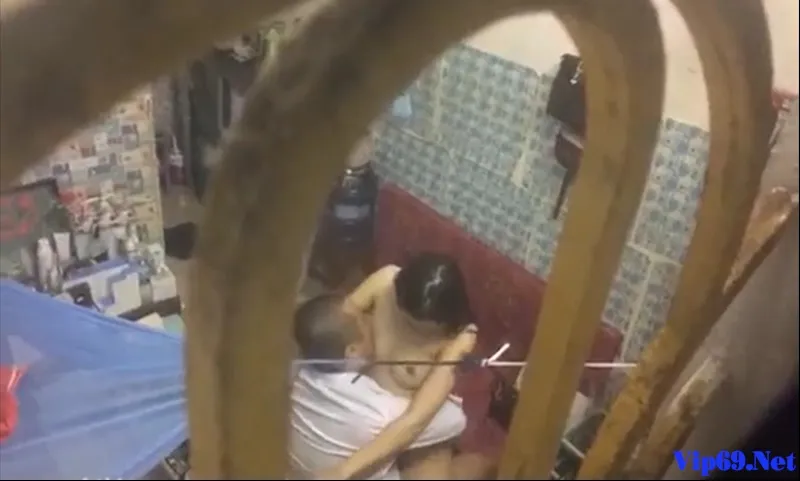 Lén nhìn hàng xóm địt nhau